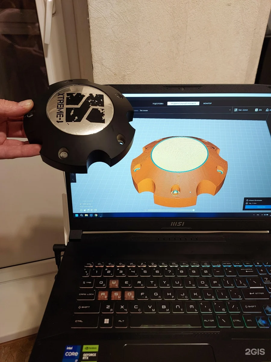 Изготовленная деталь рядом с 3D-моделью на экране